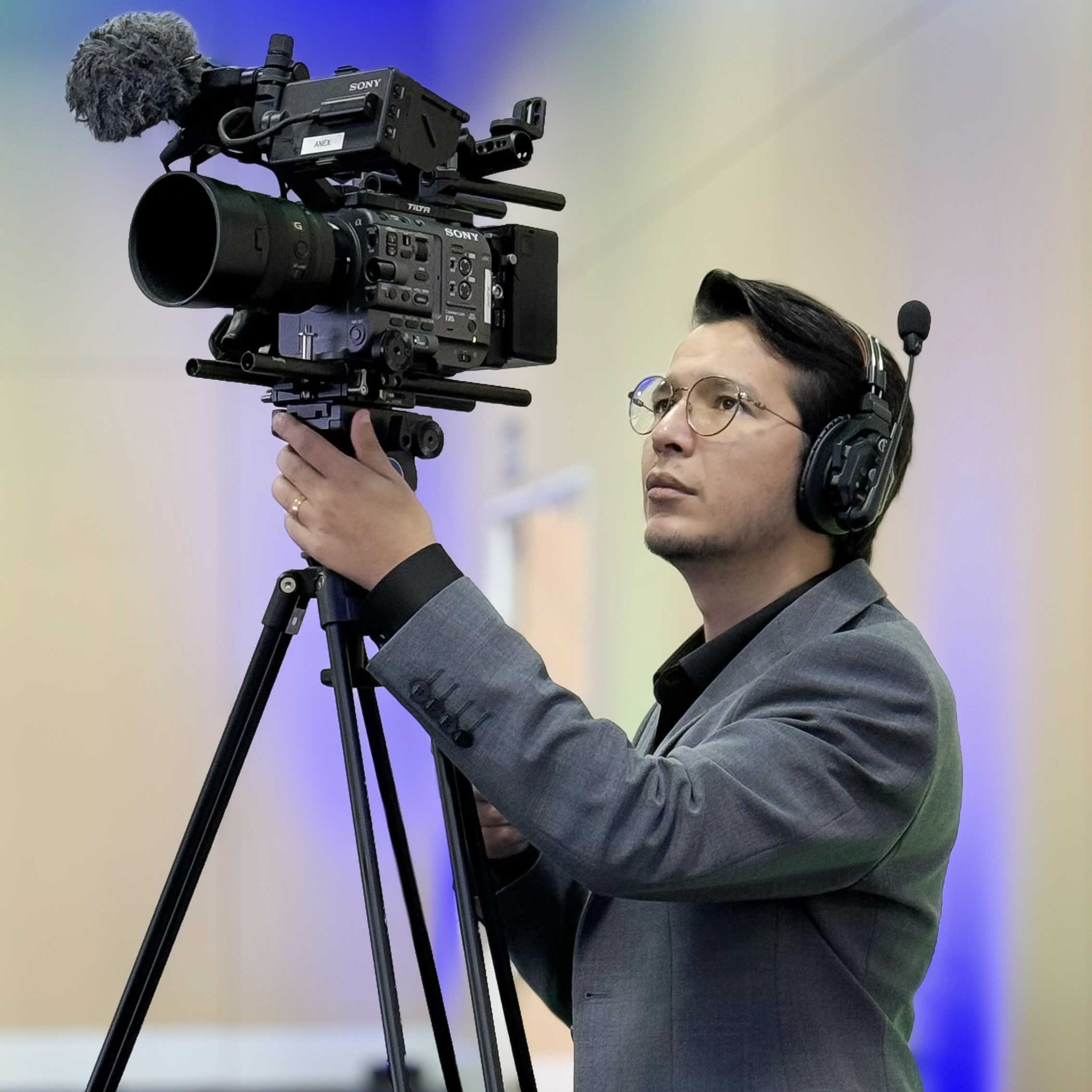 Bastidores da Anex Mídia: operador com câmera de cinema e equipamento de áudio durante uma produção